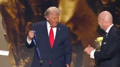 פרעזידענט טראמפ באקומט פיפא'ס שלום פרייז אין וואשינגטאן.