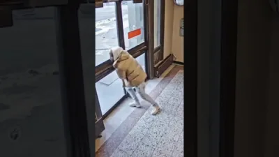 א מאן שטייט פאר קלאגעס נאכדעם וואס ער האט צושמעטערט די טיר פון געריכט צו אנטלויפן.