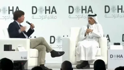 טאקער קארלסאן מעלדט אז ער קויפט לאנד אין קאטאר 