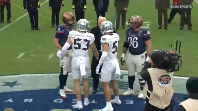 מיליטערלייט אפאלעדירן טראמפ ביי א ארמי נעיווי געים צערעמאניע 