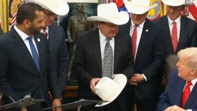 טראמפ פייערט מיט האוקי היראוס און טוט אן זייער סארט היטל