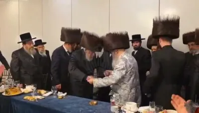 כ"ק אדמו"ר מסאטמאר שליט"א איז זיך משתתף ביים שבע ברכות ביי אן אייניקל פון הרבני הנגיד ר' סענדר גאלדבערגער הי"ו, ביי בנו ר' אליעזר  און אור אייניקל פון הרבני הנגיד ר' ישראל דוב גאלדבערגער הי"ו פון קרית יואל