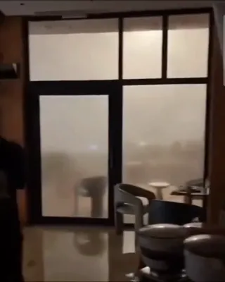 א שטארקער שטורעם באטראפט סאודי אראביע, צעבראכענע פענסטערס און פארפלייצטע גאסן.