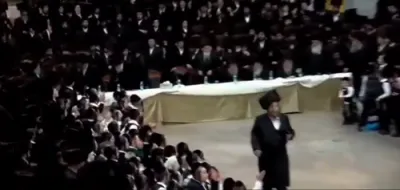 חופה און מצוה טאנץ בחצר הקודש קארלין סטאלין