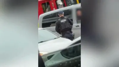 ענגלישע פאליציי ארעסטירן א פעפער ספרעי שפריצער