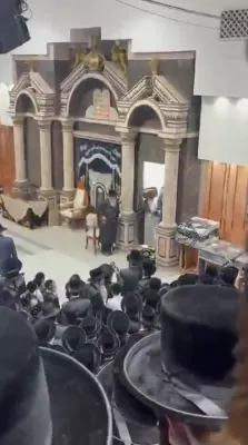 ערשטע לעכטל חנוכה בחצר הקודש צאנז