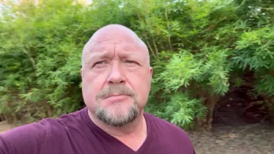 אלעקס דזשאונס קעגן די קאנספיראציעס פון קענדעס אוענס איבער טשארלי קירק 