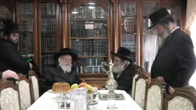 כ"ק אדמו"ר מוויען שליט"א באזוכט ביי הגרד"ח אלתר שליט"א 