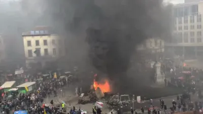 טויזנטער אייראפעאישע פארמערס פראטעסטירן קעגן די אי.יו. פאליסיס אין בריסל.