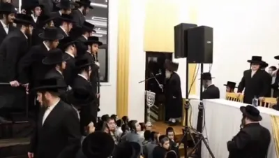 כ"ק אדמו"ר מתולדות צבי ספינקא שליט"א ביחם מעמד הדלקת נרות חנוכה