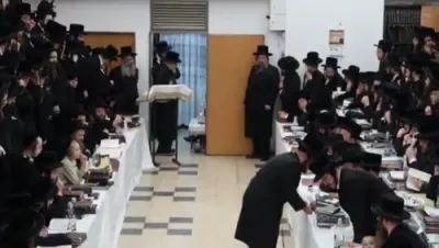 געהויבענע טאנץ פון כ"ק אדמו"ר מראחמסטריווקא שליט"א נאכן חנוכה לעכט צינדן 