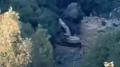 די לבנון ארמיי גראבט אויס א פארדעכטיגטע חיזבאללה טונעל אין טולין.