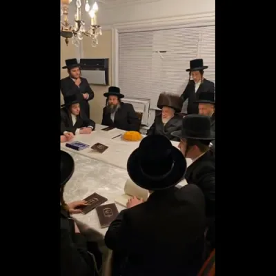 תלמידי ישיבת סאטמאר אצל כ"ק אדמו"ר מליסקא שליט"א ביי לחיים טיש אחרי הדלקת נרות&nbsp;חנוכה&nbsp;(פנימי)