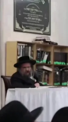 הגה"צ אב"ד סאטמאר וויליאמסבורג שליט"א ביי מסיבת חנוכה מיט די תלמידי הישיבה