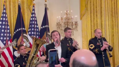 שלום לעמער זינגט ביי די ווייסע הויז חנוכה פארטי