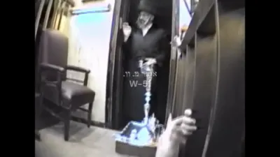 כ"ק אדמו"ר בעל ברך משה מסאטמאר זצ"ל ביי חנוכה לעכט צינדן