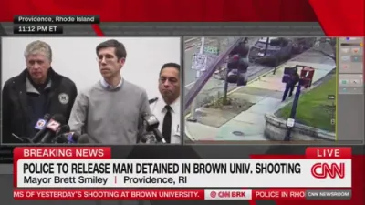 פאליציי און דער מעיאר פון ראוד איילענד ביי א פרעסע קאנפערענץ איבער די שיסעריי צוויי טעג צוריק 