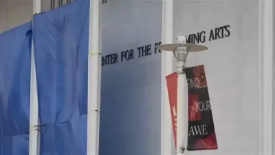 טראמפ'ס נאמען איז צוגעלייגט געווארן צום קענעדי צענטער