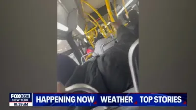 אוט אף קאנטראל MTA באס פארפארט דורך בראנקס גאס.