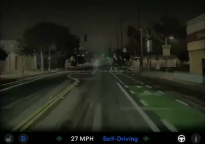 טעסלא קארס אין סאן פראנציסקא פארן ווייטער טראץ די בלעקאוט