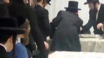 כ"ק אדמו"ר מפשעווארסק שליט"א ביים טיילן חנוכה געלט