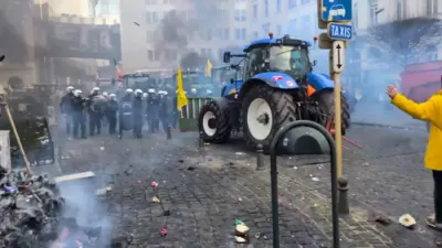 פארמערס אין ענגלאנד האבן זיך אנגעשטויסן מיט פאליציי ביים פראטעסט פארנט פון די EU הויפטקווארטיר