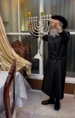 הרה"צ רבי אלימלך בידערמאן שליט"א טאנצט מיטן מנורה