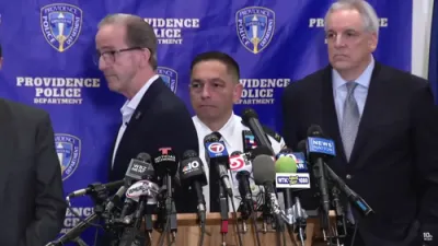 זשורנאליסט האט קאנפראנטירט באאמטע איבער קאמערא אראפנעמען נאך בראון אוניווערסיטעט שיסעריי.