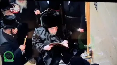 ערשטע לעכטל חנוכה בחצר הקודש בעלזא