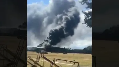 מעקסיקא פייערלעשער ארבעטן צו פארלעשן א פייער נאך א ערעפלאן עקסידענט 