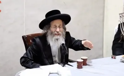 לעבעדיגע הדלקת נרות חנוכה ביי הרה"צ רבי אלימלך בידערמאן שליט"א אין חיפה