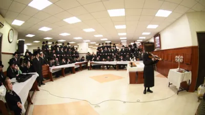 וְקָבְעוּ יְמֵי חֲנֻכָּה אֵלּוּ בְּהַלֵּל וּבְהוֹדָאָה &bull; הדלקת נרות חנוכה בחצה"ק קרעטשניף - קרית גת ושולה"ט לרגל 'יום ההודאה' להצלת האדמו"ר הקוה"ט בעל ה'נועם ישראל' מקרעטשניף - קרית גת זי"ע נר' ג' דחנ