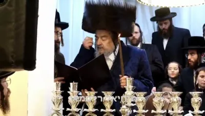 הרה"ק רבי יעקב מאיר שעכטער שליט"א ביים מעמד הדלקת הנרות יום ב' דחנוכה