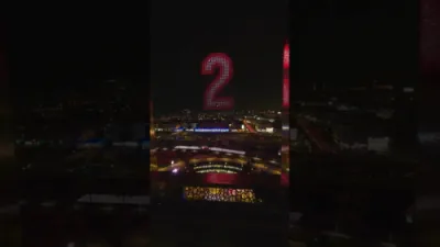 רעד בול שטעלט אויף די וועלט'ס גרעסטע טעטריס שפיל ניצנדיג 4,000 דראונס.