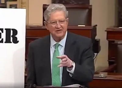 סענעטאר קענעדי דעקט אויף די געלט שווינדלערייען אין מיניסאוטע 