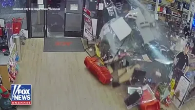 כמעט א טראגעדיע: ווען א אויטא איז אריינגעפארן אין א געביידע אין קאליפארניע 