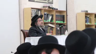 בילדער און ווידיאוס: הגה"צ אב"ד סאטמאר וויליאמסבורג שליט"א ביים סעודת חנוכה ליל ד' דחנוכה בהיכל המתיבתא אין קרית יואל.