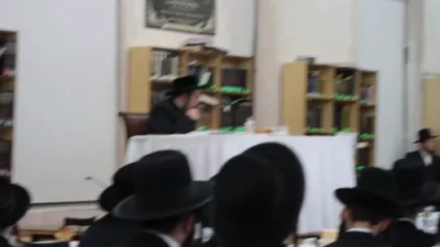 בילדער און ווידיאוס: הגה"צ אב"ד סאטמאר וויליאמסבורג שליט"א ביים סעודת חנוכה ליל ד' דחנוכה בהיכל המתיבתא אין קרית יואל.