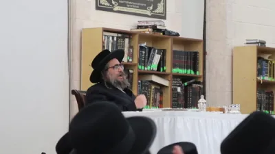 בילדער און ווידיאוס: הגה"צ אב"ד סאטמאר וויליאמסבורג שליט"א ביים סעודת חנוכה ליל ד' דחנוכה בהיכל המתיבתא אין קרית יואל.