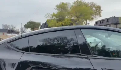 א טעסלא פארט אליין אויף די גאסן פון אוסטין טעקסאס