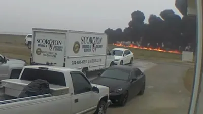 שאקירנדיקע ווידיאו ווייזט ווי NASCAR דרייווער'ס פליגער ברענט אין פלאמען.