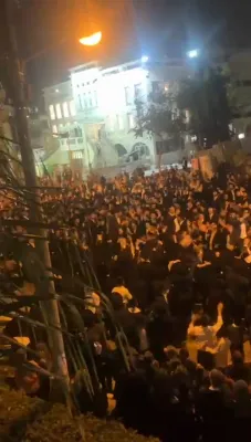 מעמד קבלת פנים פאר די אסירי עולם התורה אויף די בני ברקע גאסן