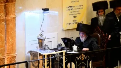 זיבעטע לעכטל חנוכה בחצר הקודש וויזניץ 