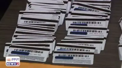 דריי ארעסטירט אין טעקסאס איבער $14 מיליאן אין א גיפט קארד שווינדל.