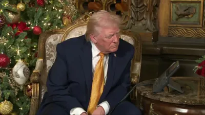 טראמפ וויצלט זיך אויפן טעלעפאן מיט קינדער אין די טראדיציאנאלע חאגע פאון קאלס