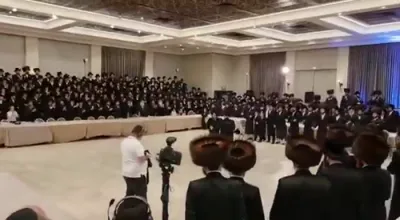 כ"ק אדמו"ר מסאדיגורא שליט"א באטייליגט זיך ביי א חתונה נכד לדודו הרב פנחס שפירא