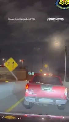 א לאנגע פאלעס טשעיס אין קענסעס ענדיגט זיך מיט א שפרינג פון דרייסיג פוס