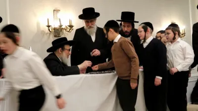 זאת חנוכה אין תלמוד תורה פאפא בראשות כ"ק אדמו"ר מפאפא שליט"א 