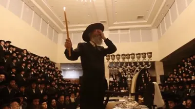 אוי אויסצוג פון זאת חנוכה בצל הגה"צ רבי אלימלך בידערמאן שליט"א אין בית שמש