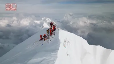 מענטשן קריכן ארויף די עווערעסט בארג